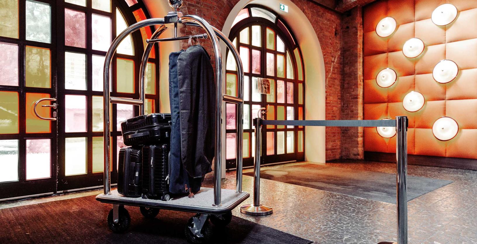Hotel Gepäckwagen von WAS Germany mit Koffern 