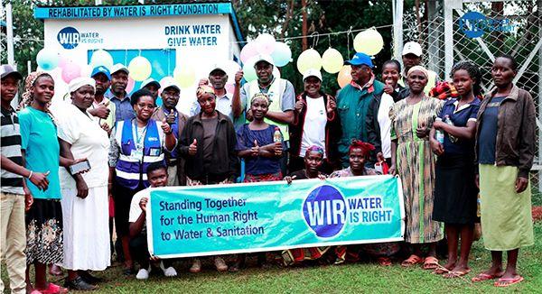 Water is Right Aktion in Kenya, Menschen vor einer WIR Wasser und Sanitär Station