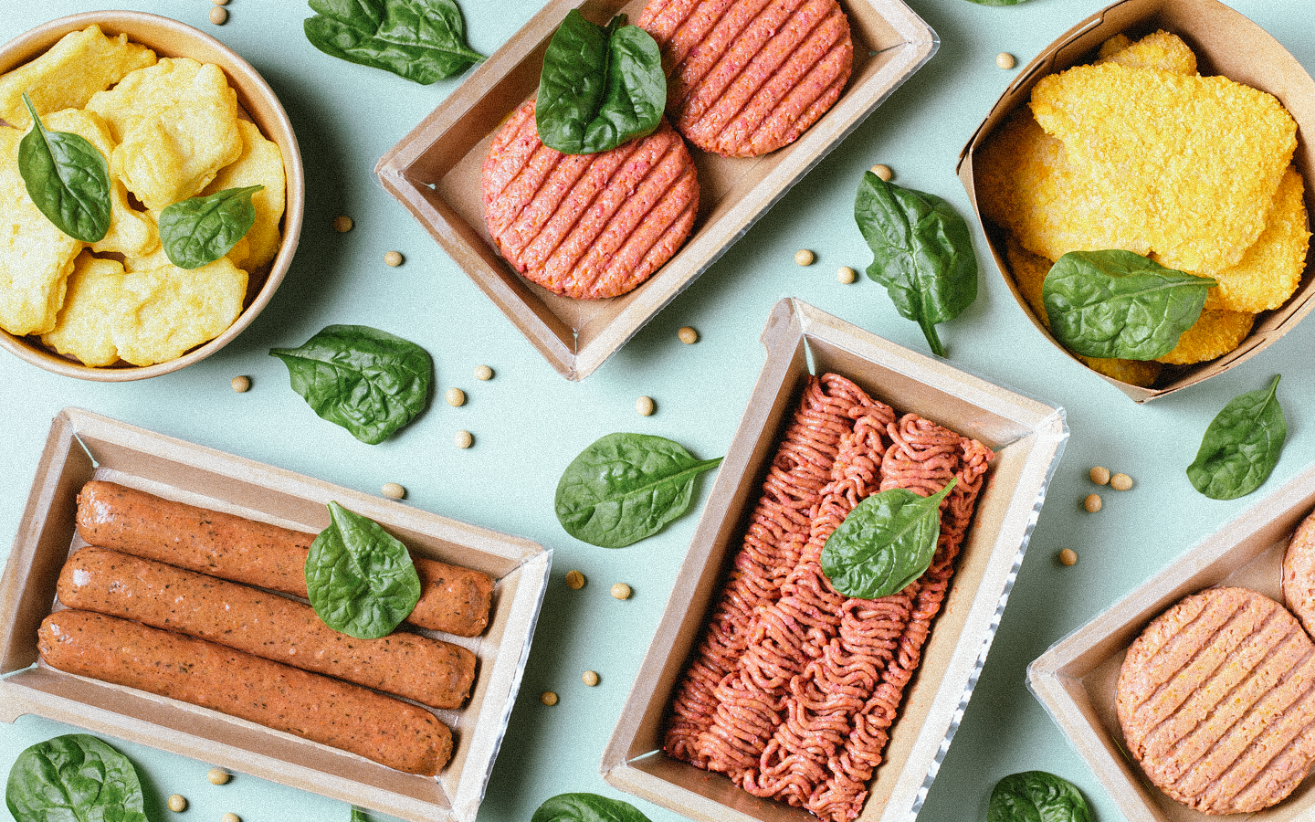 Verschiedene Vegane Fleischalternativen wie Hack, Schnitzel, Nuggets, Würstchen, Burgerpatties