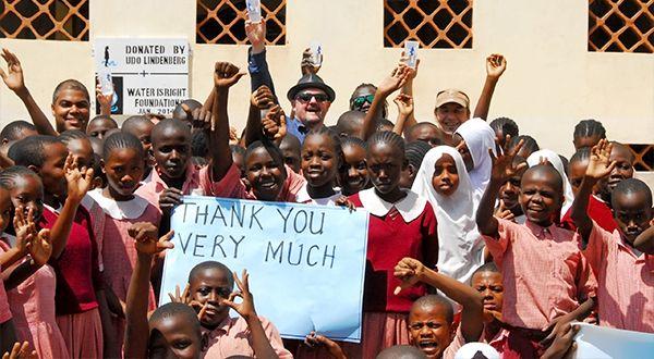 Gruppe von Kindern in Kenya, die sich für Wasser bedanken