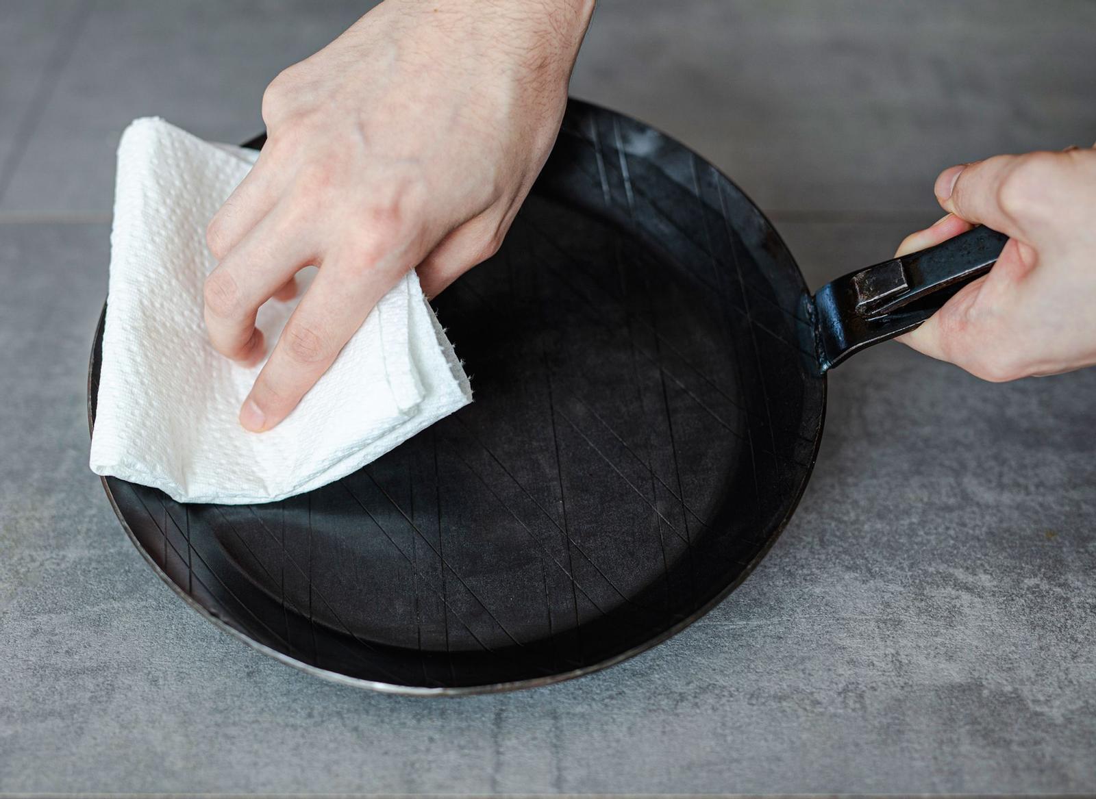 Cleaning of a cast-iron pan